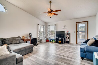 3405 Bayspirit Drive-print-006-003-Livin