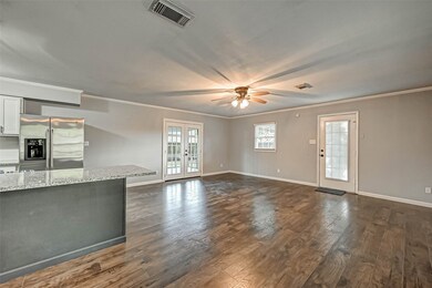 915 Iwo St, Alvin, TX 77511 - photo 5