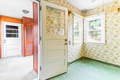 Entry/Kitchen Eating Space