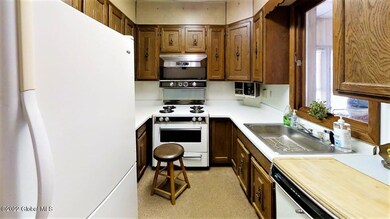 86 Thompson St, Troy, NY 12180 - photo 4