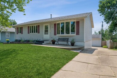 2905 Iris Ave NW, Cedar Rapids, IA 52405 - photo 2