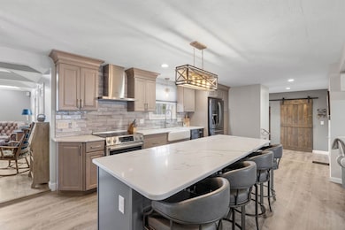 Fabulous EIK w/ high end appliances off living room opening to family room