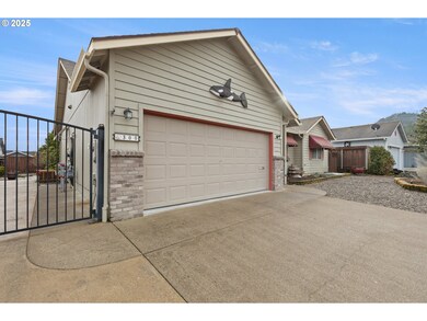 300 Ridgeway St, Sutherlin, OR 97479 - photo 3