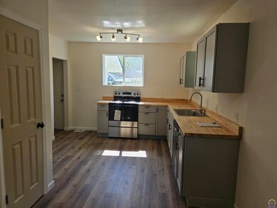 630 SW Lincoln St, Topeka, KS 66606 - photo 6