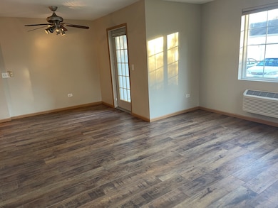 801 Silverstone Dr unit 81, Carpentersville, IL 60110 - photo 6