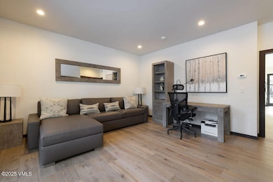 2504_basecamp_11C_interior_office_a