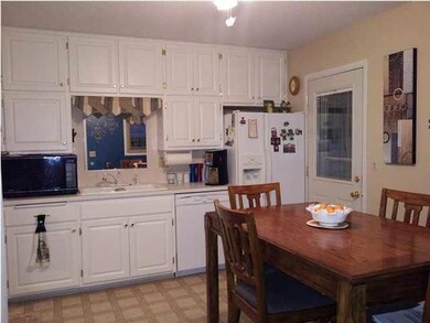 GREAT KITCHEN WITH TONS OF CABINET SPACE