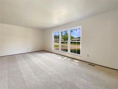 5657 Hidden Cove Ln, Florissant, MO 63034 - photo 2