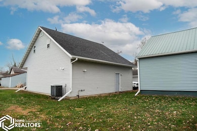 522 S Davis St, Ottumwa, IA 52501 - photo 3