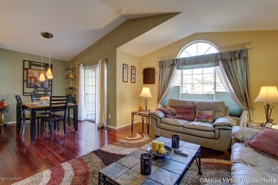 Living Room w Vaulted Ceilings