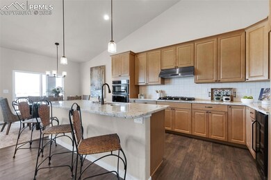 Beautiful Kitchen With 5 Burner Gas Fireplace, Win
