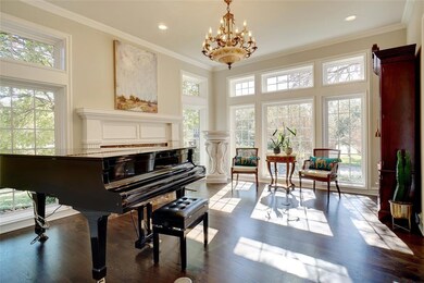 NICE ROOM JUST OFF FRONT ENTRY. CAN BE USED AS A MUSIC ROOM OR 2ND LIVING. LIGHT BRIGHT AND AIRY