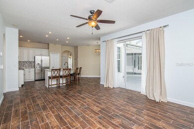 The dining area adjoins the living room - perfect 