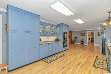 Kitchen featuring crown molding, blue cabinetry, s