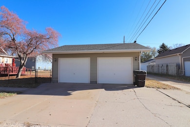 1521 8th St, Columbus, NE 68601 - photo 2