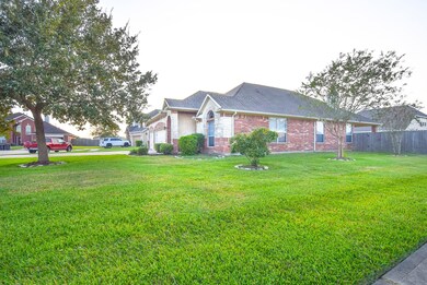 2053 Lepper St, Alvin, TX 77511 - photo 4