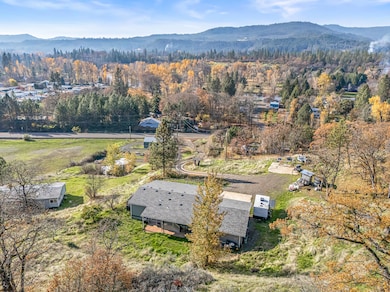 20400 Highway 62, Shady Cove, OR 97539 - photo 3