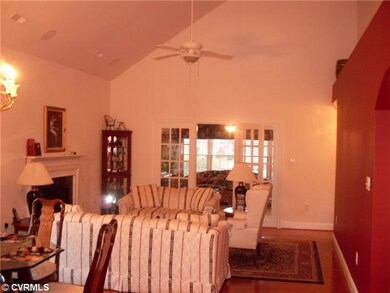 Den/Family/Great Room - Vaulted Ceilings, Surround