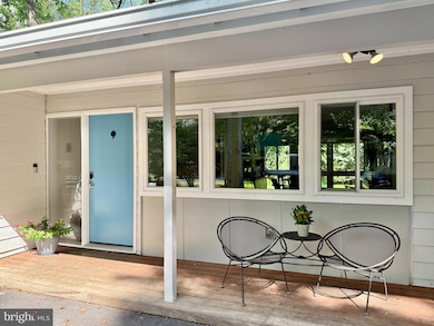 8216 Fenway Rd, Bethesda, MD 20817 - photo 2