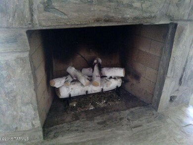 Gas log fireplace