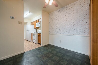 Dining area that connects onto the kitchen.