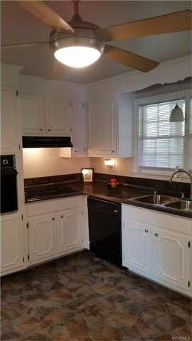 Beautiful Eat-In Kitchen - New Flooring - New Coun