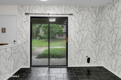 81 Lexington Ct, Red Bank, NJ 07701 - photo 4