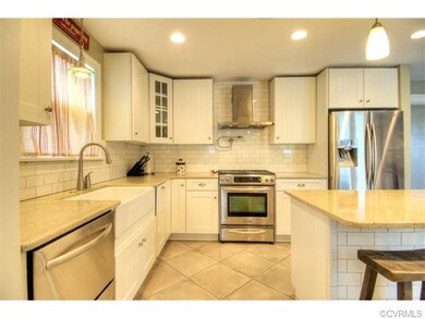 811 Woodberry is a dream. Look at this Kitchen, tr