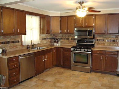 Updated kitchen, all appliances stay