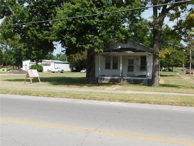 1002 W 4th St, Pittsburg, KS 66762 - photo 2