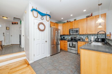 80 Trinity Cir unit B, Rochester, NH 03839 - photo 3