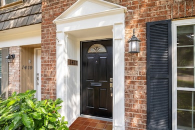 WHAT AN ADORABLE CONDO LOCATED NEAR HOUSTON'S HEART....CANNOT BEAT ITS LOCATION & PROXIMITY TO GROCERY STORES, RESTAURANTS, SHOPPING CENTERS & GYMS, ETC.