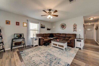 321 Candlewood Cir, Gainesville, TX 76240 - photo 4