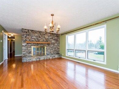 38 Tuckaway Dr, Hendersonville, NC 28792 - photo 4