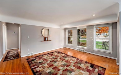 35435 W Chicago St, Livonia, MI 48150 - photo 4