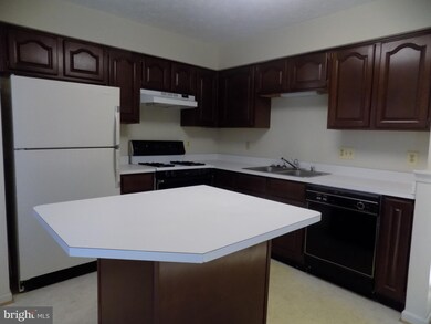 8610 Pine Meadows Dr, Odenton, MD 21113 - photo 3