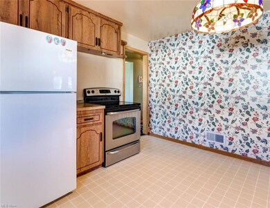 2200 Larchmont Dr, Wickliffe, OH 44092 - photo 5
