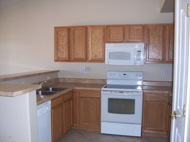 KITCHEN W/BREAKFAST BAR