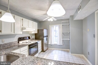 2204 Hunters Run Dr, Reston, VA 20191 - photo 3