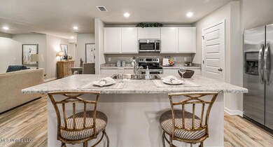 8-Carin_Kitchen4_Cab_Wht_Grn_GR_FL_BR