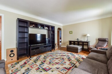 006-Living_Room-4619635-medium