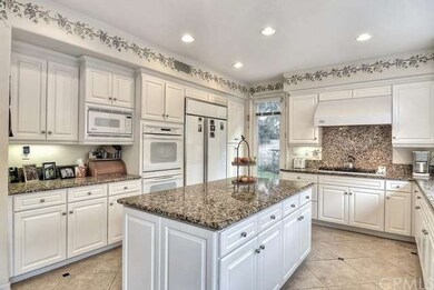 Wonderful chefs kitchen with double ovens & built-