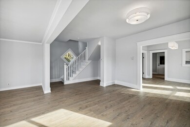 04_411OakStreet_165_LivingRoom_MRED_2000
