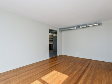 004-Living_Room-5841961-medium4x3