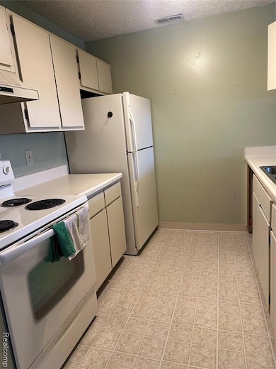 1555 W Pond Dr unit 23, Okemos, MI 48864 - photo 2