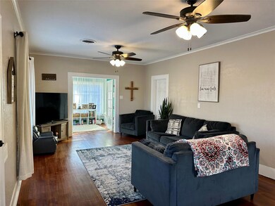 211 S Grand Ave, Gainesville, TX 76240 - photo 4