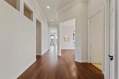 High ceilings, neutral palette and wood floors inv