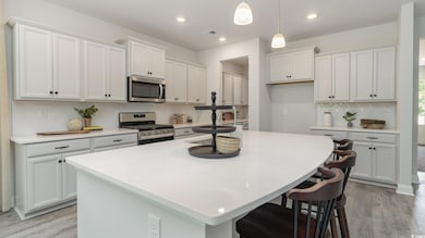 Kitchen with a kitchen breakfast bar, white cabine
