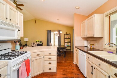 2344 Thistledowne Dr NE, Grand Rapids, MI 49505 - photo 2