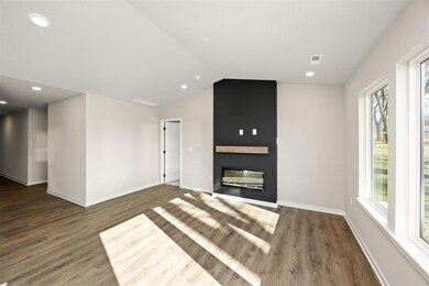 4311 Grover Woods Ln, Des Moines, IA 50317 - photo 7